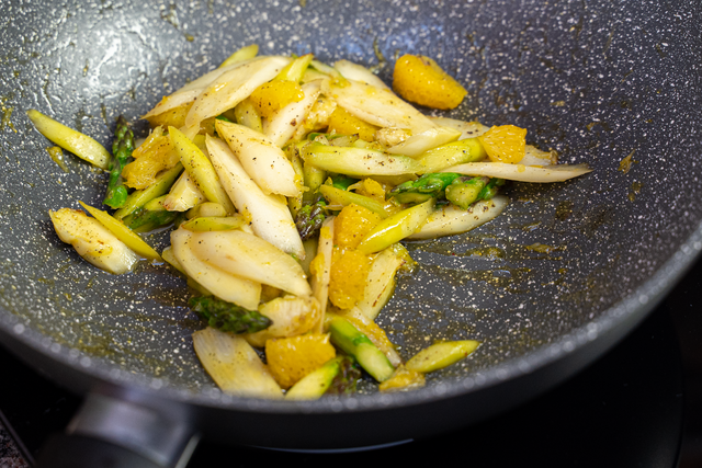 Sabinas Kochstudio: Jakobsmuscheln auf gebratenem Spargel