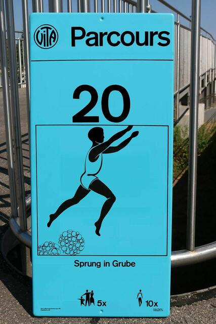 Schild zur früheren Übung "Sprung in Grube"