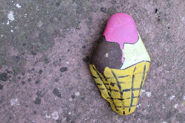 Gerade haben in Hessen die ersten Eisdielen wieder geöffnet: Ein Eis im Mai - wie passend. Im Eingang der Evangelischen Marienkirche lag dieser "Pottstein", außerhalb des Ruhrpotts: #Wandersteine - #Hilastones.