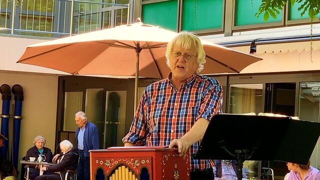 21. Mai 2020. I. Balkon Konzert. Wilhelm Uden mit der Drehorgel.