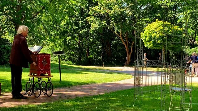 21. Mai 2020. II. Balkon Konzert. Wilhelm Uden mit der Drehorgel.