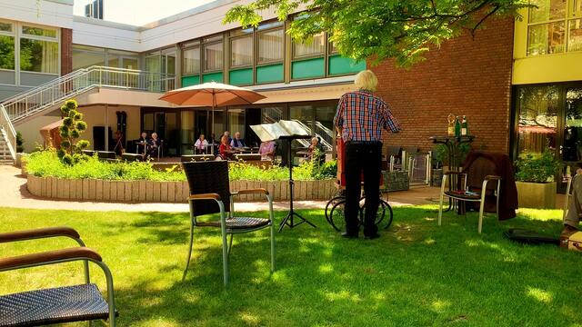 21. Mai 2020. I. Balkon Konzert. Wilhelm Uden mit der Drehorgel.