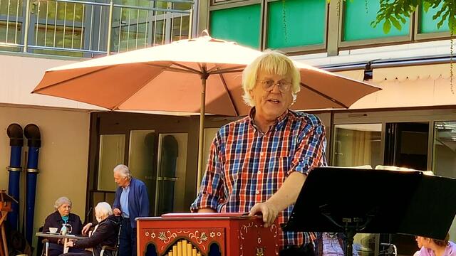 21. Mai 2020. I. Balkon Konzert. Wilhelm Uden mit der Drehorgel.