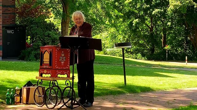 21. Mai 2020. II. Balkon Konzert. Wilhelm Uden mit der Drehorgel.