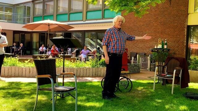 21. Mai 2020. I. Balkon Konzert. Wilhelm Uden mit der Drehorgel.