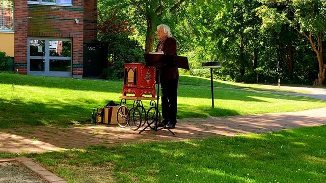 21. Mai 2020. II. Balkon Konzert. Wilhelm Uden mit der Drehorgel.