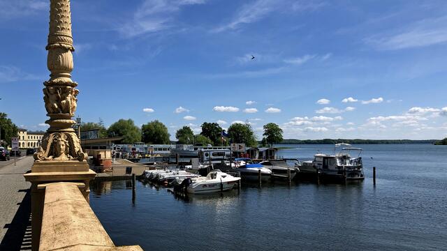 Vom Schiffsanleger Werderstraße starten die Fahrgastschifffe der Weißen Flotte zu Rundfahrten auf den Schweriner Seen. Foto: Helmut Kuzina