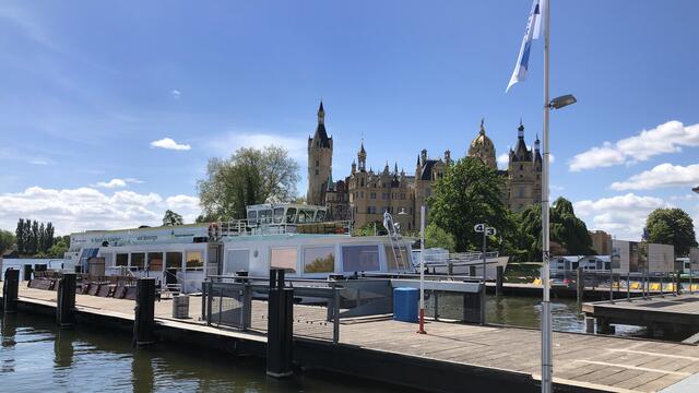 Bootsanleger der „Weißen Flotte“ am Schweriner See. Foto: Helmut Kuzina