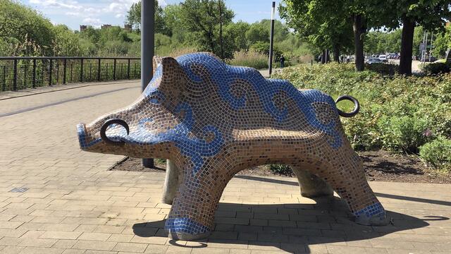 Der Keramiker und Diplom-Designer Franz-Ulrich Poppe schuf 1975 die Skulptur, die zunächst am Uferstreifen stand und zur Bundesgartenschau 2009 ihren Platz auf dem 6 m breiten Spazierweg an der Graf-Schack-Allee am Burgsee erhielt. Foto: Helmut Kuzina