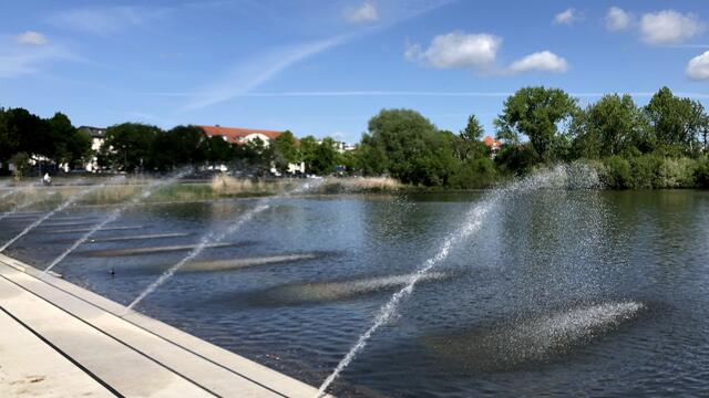 An den Terrassen am Bertha-Klingberg-Platz sprudeln viele Fontänen. Foto: Helmut Kuzina