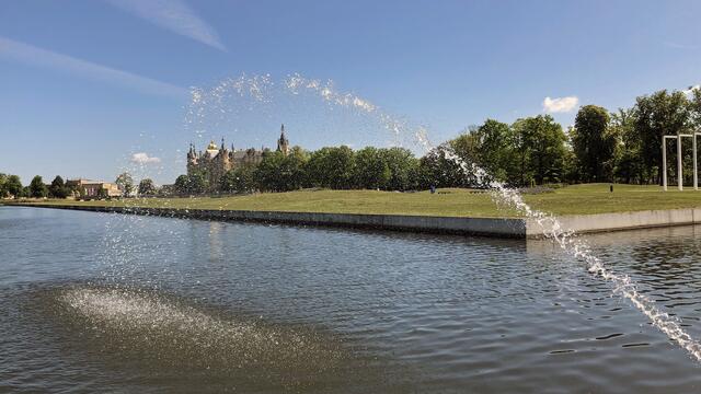 Aus dieser Perspektive sieht es aus, als würde ein Fontäne  der Schlossinsel gelten. Foto: Helmut Kuzina