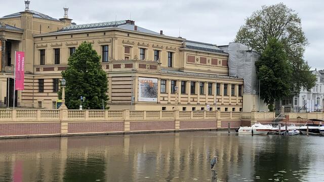 Fast übersehen wird der Graureiher auf seinem Pfahl in der Nähe des Galeriegebäudes am Alten Garten. Foto: Helmut Kuzina