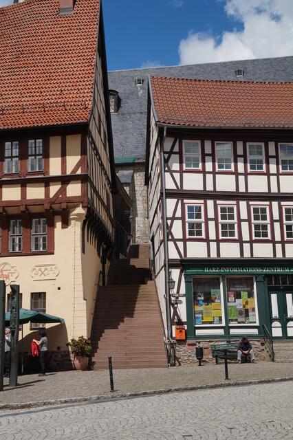 Das Rathaus in Stolberg hat keine inneren Treppen. Der Zugang zu den einzelnen Etagen erfolgt über die außen liegende Steintreppe, die auch zur Kirche und zum Schloss führt (Archivbild)