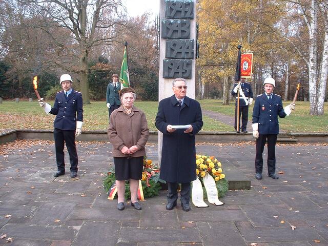Volkstrauertag 2003 auf dem Seelhorster Friedhof
