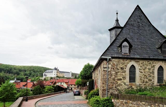 Friedhofskapelle mit Stolberger  Schloss im Hintergrund