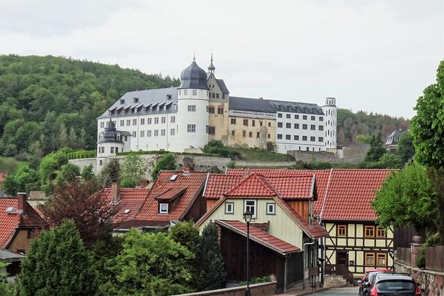 das erst zum Teil renovierte Schloss thront über Stolberg