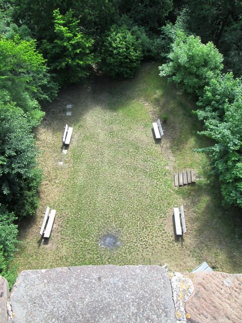 Blick vom Turm der Kellerburg auf den Vorplatz.