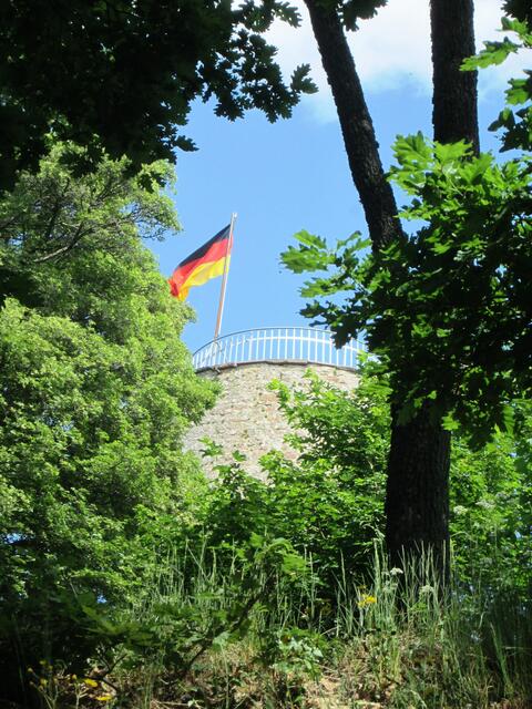 Blick von einem Weg zum oder vom Turm auf dem Battenberger Burgberg.