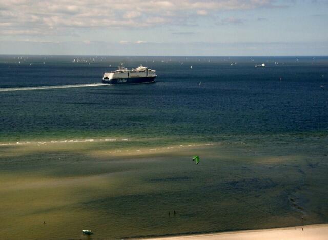 Eine Fähre der "Color Line" verlässt die Kieler Förde