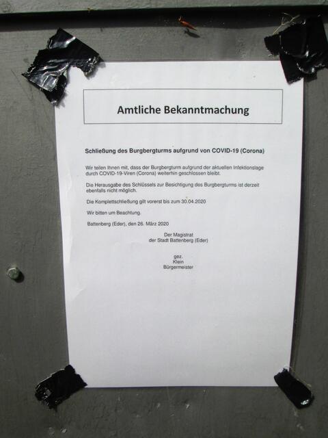 Die auf der Außentür vergessene Bekanntmachung zur Schließung des Turm wegen der Infektionsgefahr durch das Coronavirus.