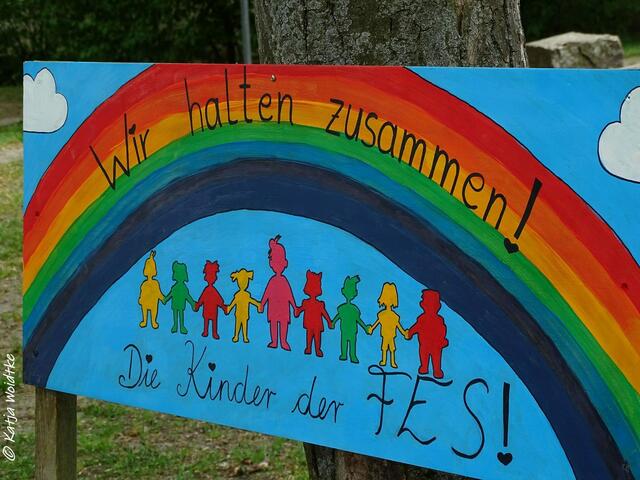 Buntes Symbol in Zeiten von Corona an der Friedrich-Ebert-Schule in Langenhagen (Foto: Katja Woidtke)