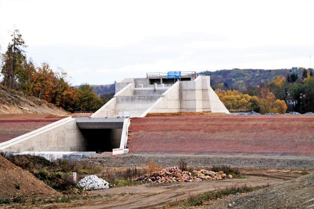 das Hochwassersrückhaltebecken im Bau von der Wasserseite (Archivbild Oktober 2018)