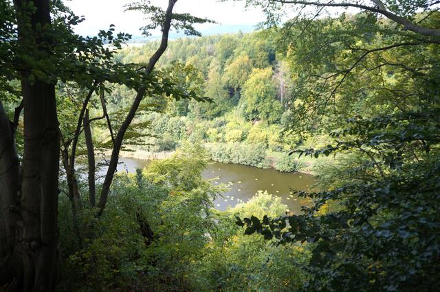 Blick vom Himmelreich auf den Itel Teich.  Das Karstwasser fließt über eine Hauptwasserstollen durch den Stollen in den östlichen Pontelteich ab.