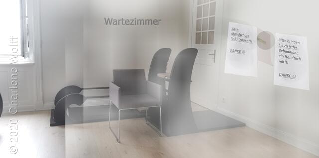 Das Wartezimmer genauso surreal... Ich glaube ich bin im falschen Film ;)