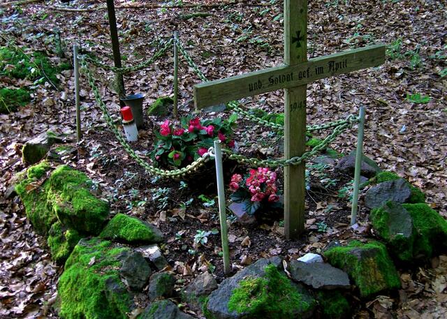 Soldatengrab bei Neustadt, es wird immer noch gepflegt. Im gesamtem Harz gab es im April 1945 Kämpfe zwischen Soldaten der Wehrmacht und der amerikanischen Armee