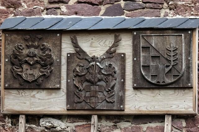 Wappen der verschiedenen Besitzern der Burg Hohnstein