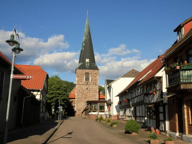 Burgstraße mit St. Georg Kirche in Neustadt