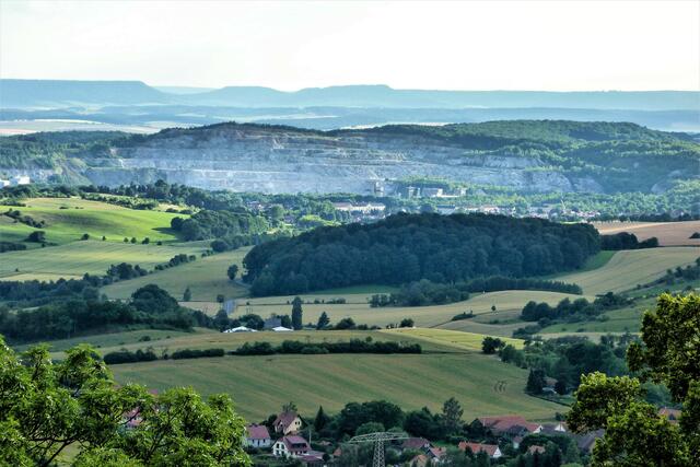 Blick auf das Kalksteinabbaugebiet Niedersachswerfen, in der anderen Seite des Berges befindet sich die KZ Gedenkstätte Mittelbau - Dora