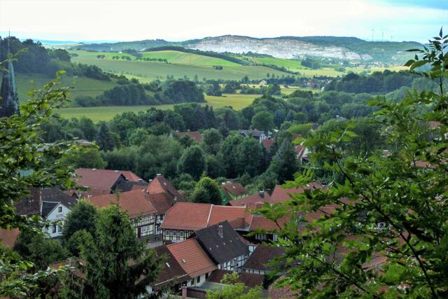 Blick über Neustadt zum Kalksteinabbaugebiet bei Niedersachswerfen
