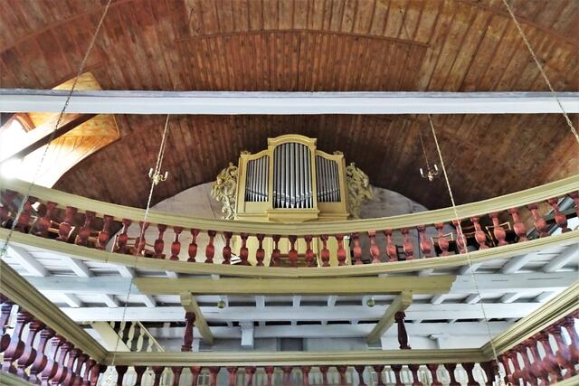Tonnengewölbe in der St. Georg Kirche mit Orgelprospekt und Empore. Seit 1985 befindet sich hier, nach einem Umzug aus einer, dem Braunkohlenabbau weichenden, Kirche bei Leipzig,  eine Ladegastorgel!!!