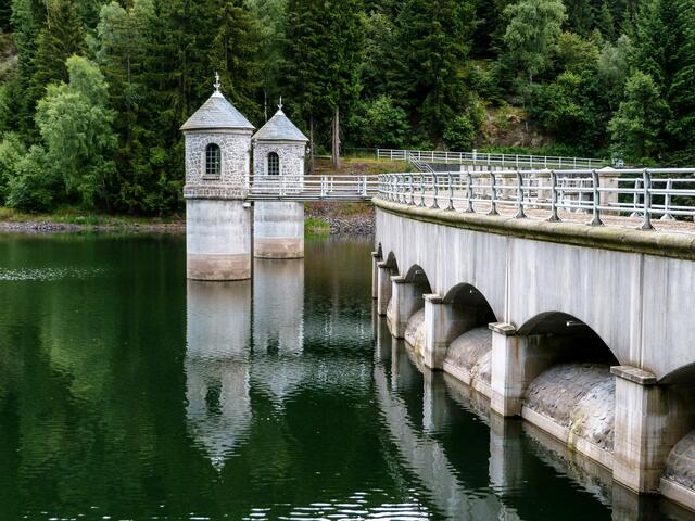 Nordhäuser auch Neustädter Talsperre, wurde in der kurzen Zeit von März 1904 bis Oktober 1905 errichtet. 1922/23 erfolgte eine Erhöhung der Staumauer und damit das Stauvolumens. Zwischen 1997 und 2001 erfolgte eine Generalüberholung und damit entstand das jetzige Aussehen.