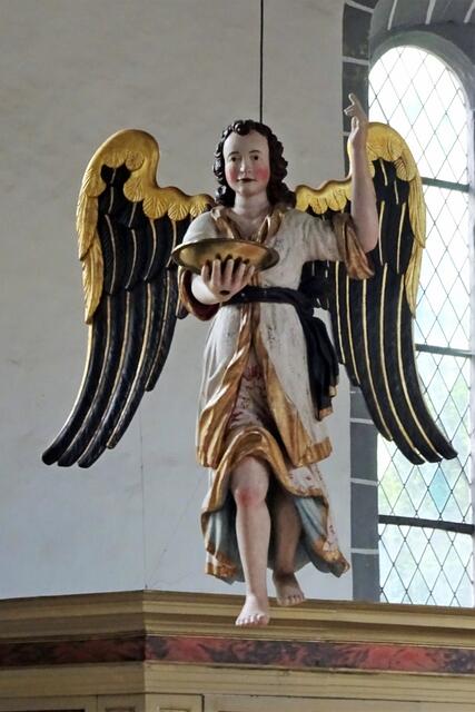 Seit 1960 ist der barocker Taufengel aus der Schwanebecker Kirche in der St. Georg Kirche in Neustadt zu sehen