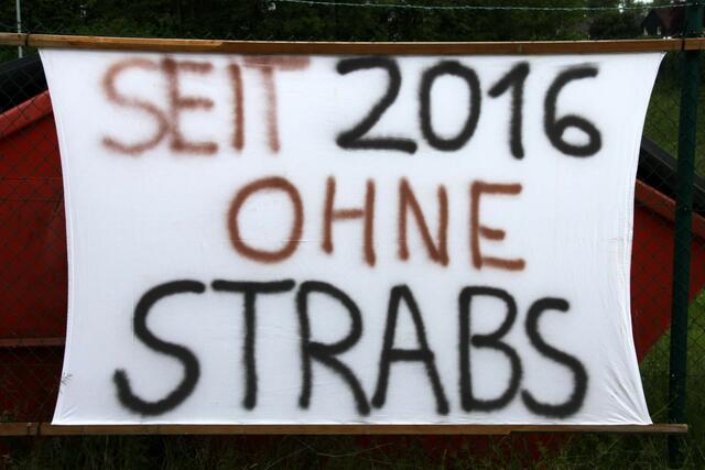 Vor der Gemeinderatssitzung im Freizeitzentrum wurden Ratsmitglieder und Besucher von rund 40 Demonstranten der IG STRABS-freies Walkenried mit großen Transparenten empfangen.