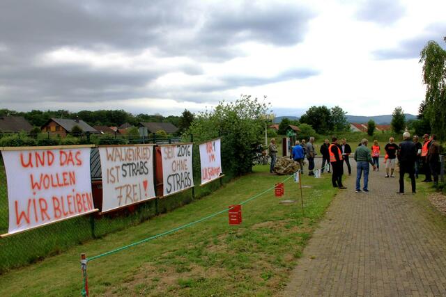 Vor der Gemeinderatssitzung im Freizeitzentrum wurden Ratsmitglieder und Besucher von rund 40 Demonstranten der IG STRABS-freies Walkenried mit großen Transparenten empfangen.