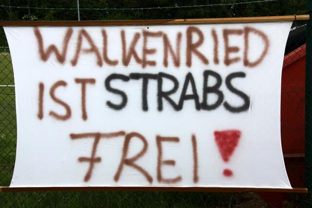 Vor der Gemeinderatssitzung im Freizeitzentrum wurden Ratsmitglieder und Besucher von rund 40 Demonstranten der IG STRABS-freies Walkenried mit großen Transparenten empfangen.