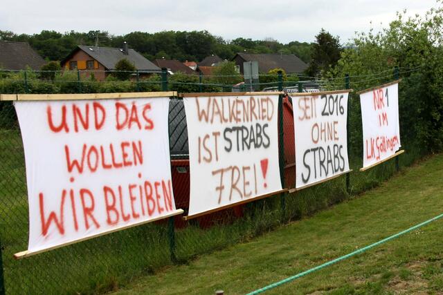 Vor der Gemeinderatssitzung im Freizeitzentrum wurden Ratsmitglieder und Besucher von rund 40 Demonstranten der IG STRABS-freies Walkenried mit großen Transparenten empfangen.