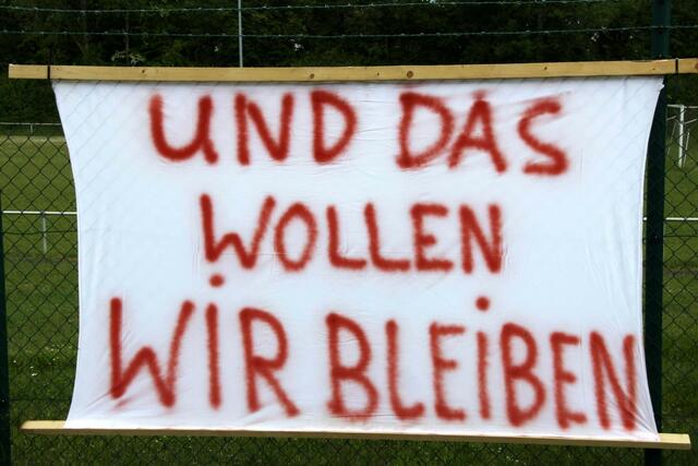 Vor der Gemeinderatssitzung im Freizeitzentrum wurden Ratsmitglieder und Besucher von rund 40 Demonstranten der IG STRABS-freies Walkenried mit großen Transparenten empfangen.