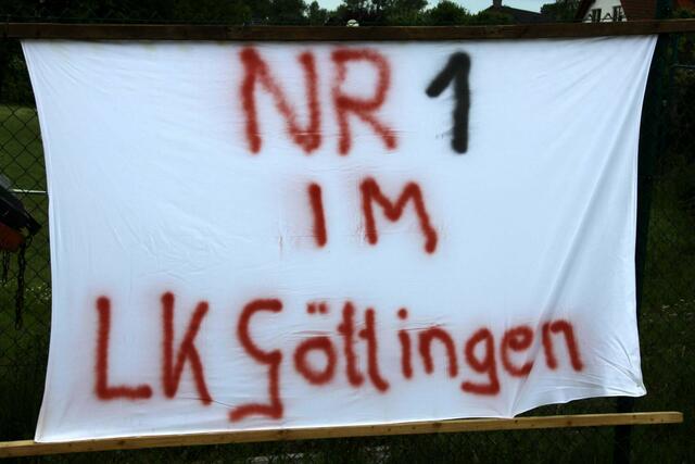 Vor der Gemeinderatssitzung im Freizeitzentrum wurden Ratsmitglieder und Besucher von rund 40 Demonstranten der IG STRABS-freies Walkenried mit großen Transparenten empfangen.