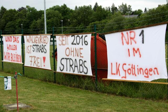Vor der Gemeinderatssitzung im Freizeitzentrum wurden Ratsmitglieder und Besucher von rund 40 Demonstranten der IG STRABS-freies Walkenried mit großen Transparenten empfangen.
