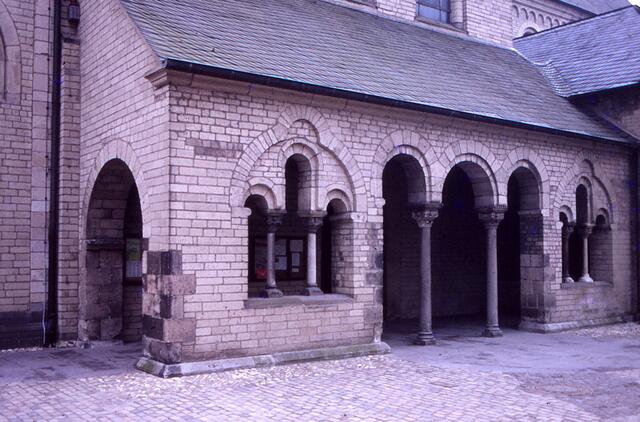 romanische Säulen und Bögen an der Stiftskirche des heiligen Suitbertus