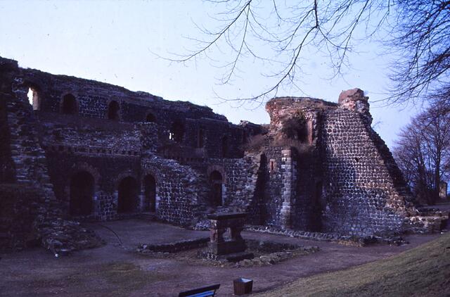 Ruine der Kaiserpfalz; die 50 m lange und 13 m hohe Außenmauer war ursprünglich 6 m dick.