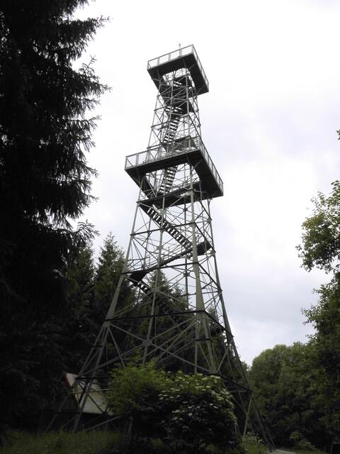 Bis zum 1894 im Auftrag des Harzklubzweigvereins Nordhausen errichteten 33,3 m hohen Poppenbergturm ist es nicht weit