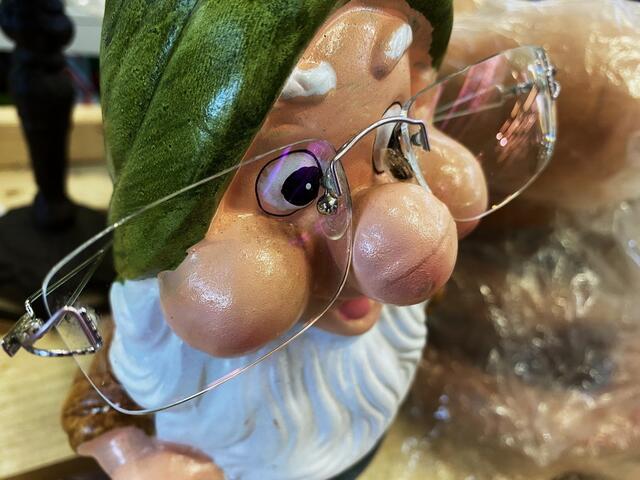 Zwerge behalten den Einkauf im Auge