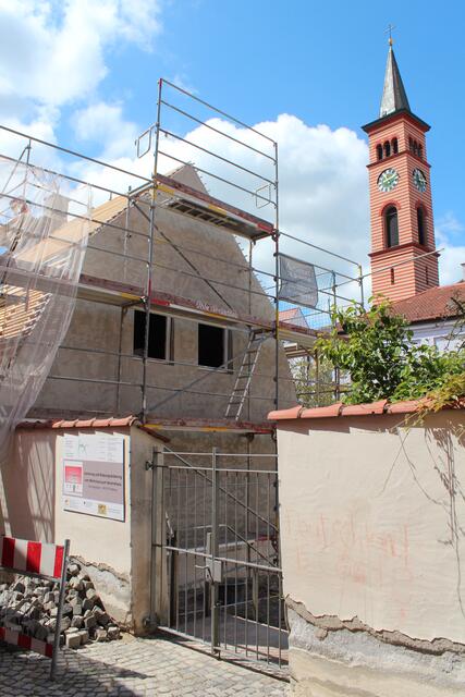 Das alte Haus wird neu eingekleidet. Sein Charme läßt sich schon erahnen.