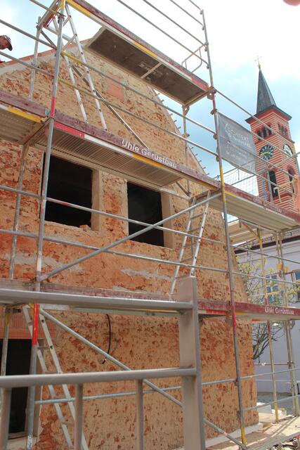 Die Struktur des historischen Mauerwerks. Die Laibungen der Fenster sind bereits erneuert.