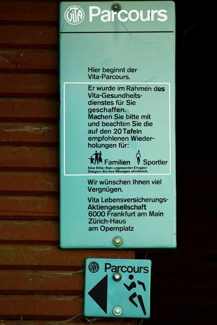 Anleitungsschild mit im Grafikprogramm eingefärbten Text